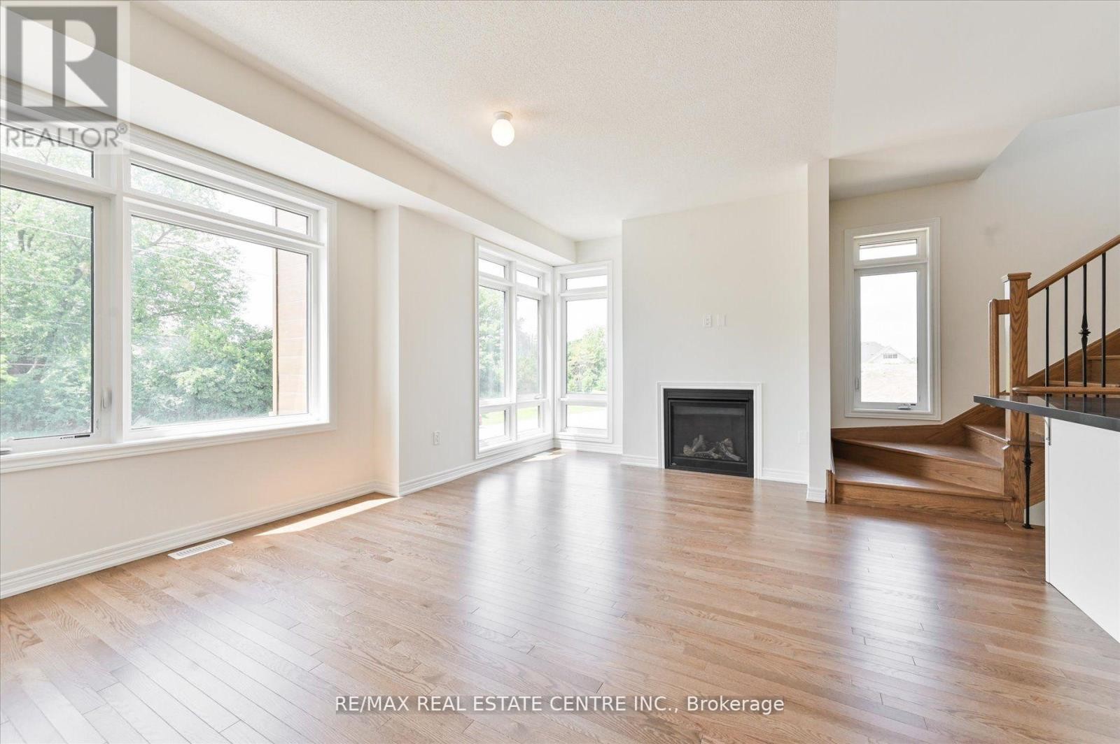 












2 CUNLIFFE LANE

,
Ajax (South East),




Ontario
L1S0H4

