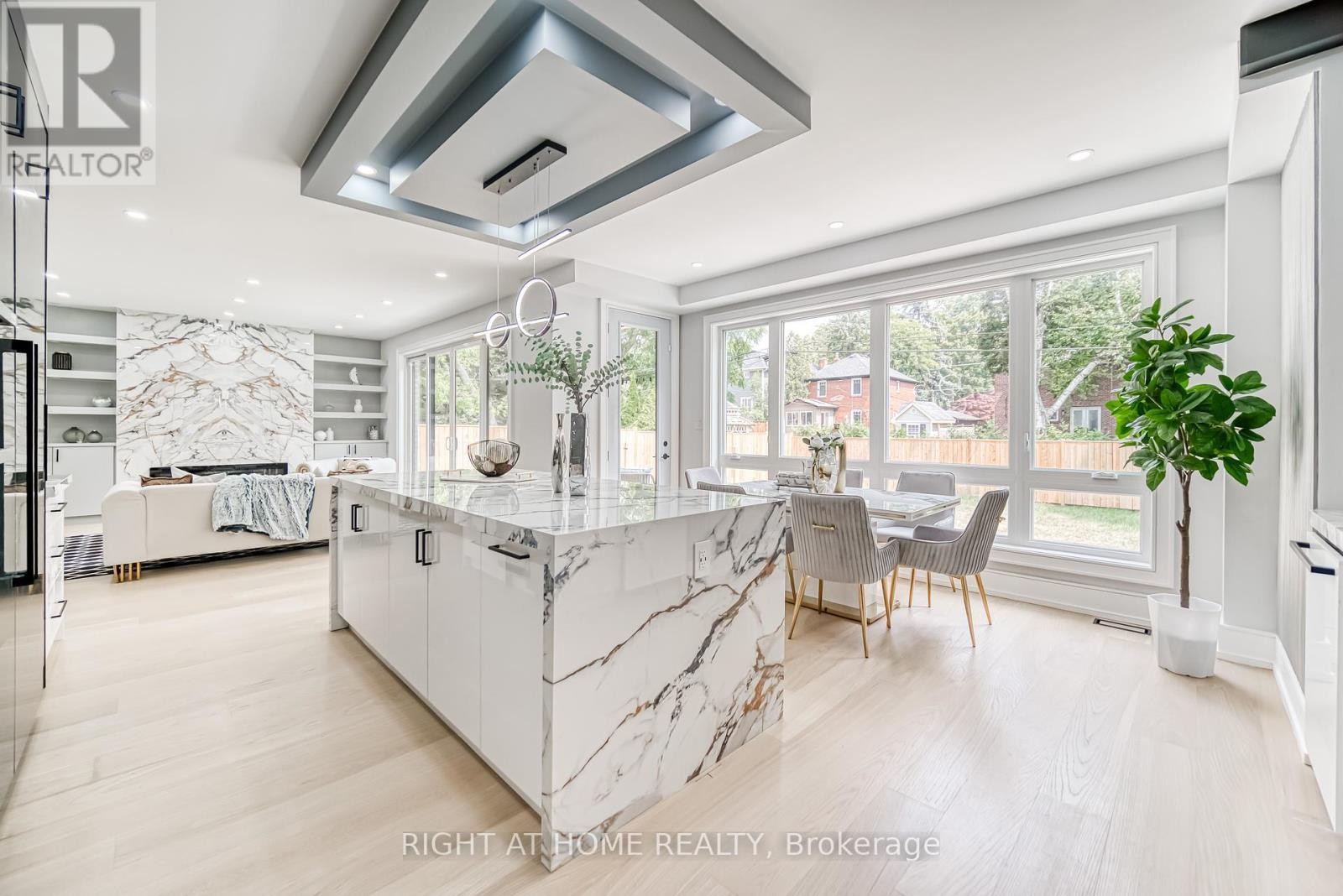 












203 SCARBORO CRESCENT

,
Toronto (Cliffcrest),




Ontario
M1M2J6

