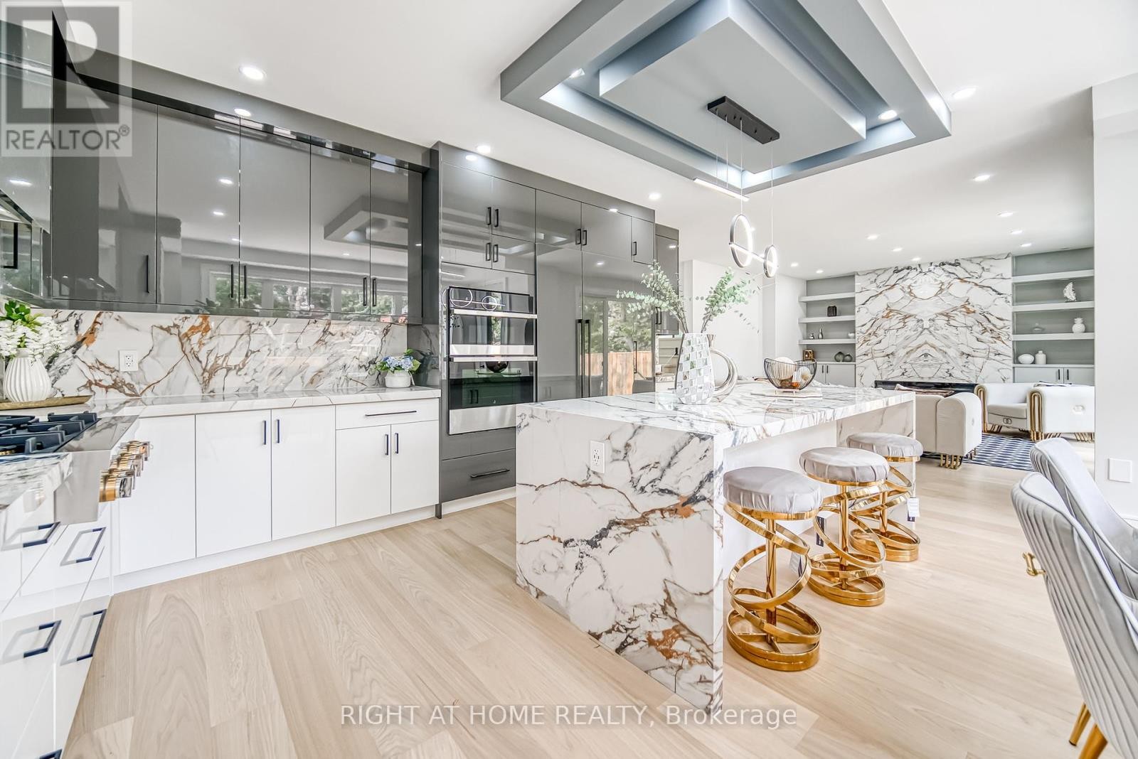 












203 SCARBORO CRESCENT

,
Toronto (Cliffcrest),




Ontario
M1M2J6

