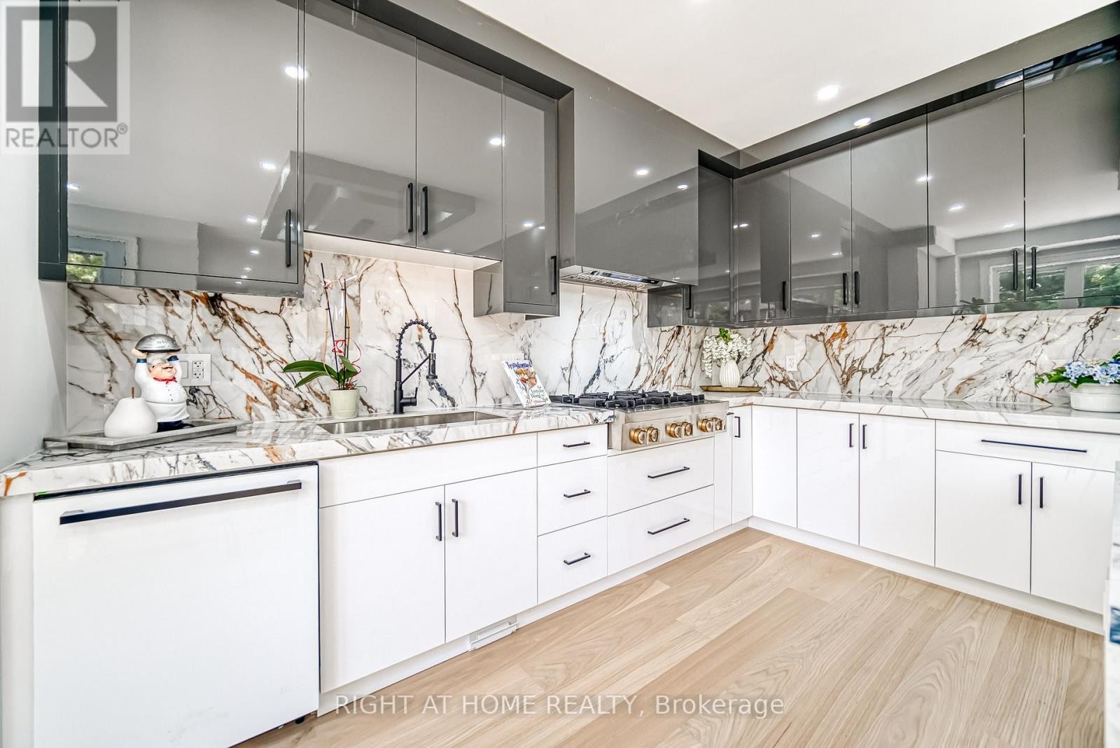












203 SCARBORO CRESCENT

,
Toronto (Cliffcrest),




Ontario
M1M2J6


