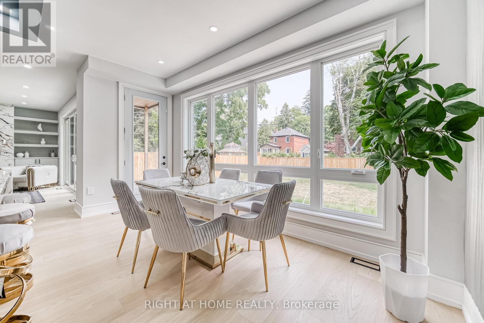 












203 SCARBORO CRESCENT

,
Toronto (Cliffcrest),




Ontario
M1M2J6

