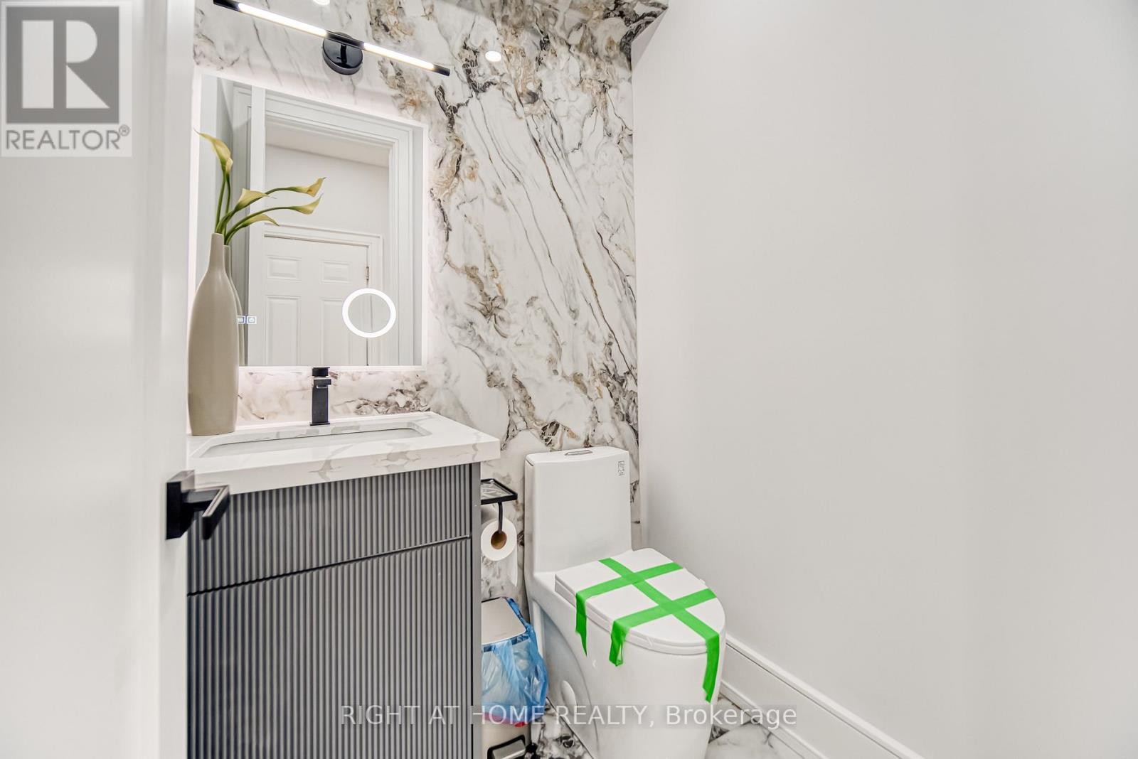 












203 SCARBORO CRESCENT

,
Toronto (Cliffcrest),




Ontario
M1M2J6

