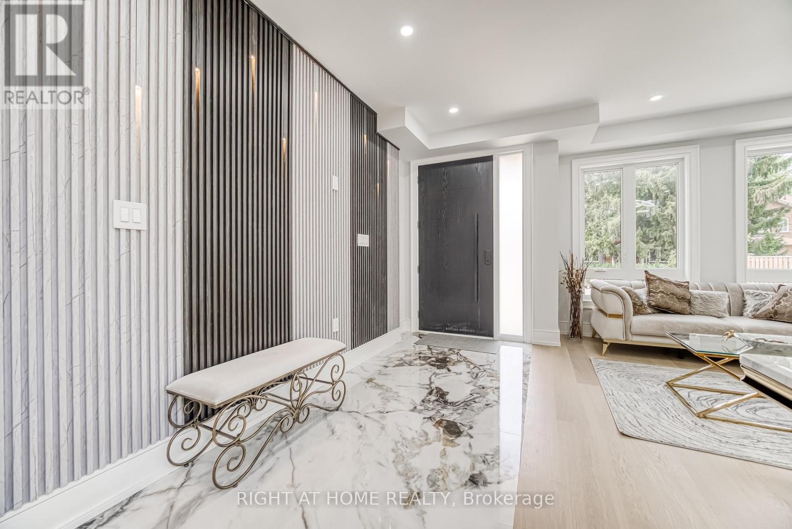 












203 SCARBORO CRESCENT

,
Toronto (Cliffcrest),




Ontario
M1M2J6

