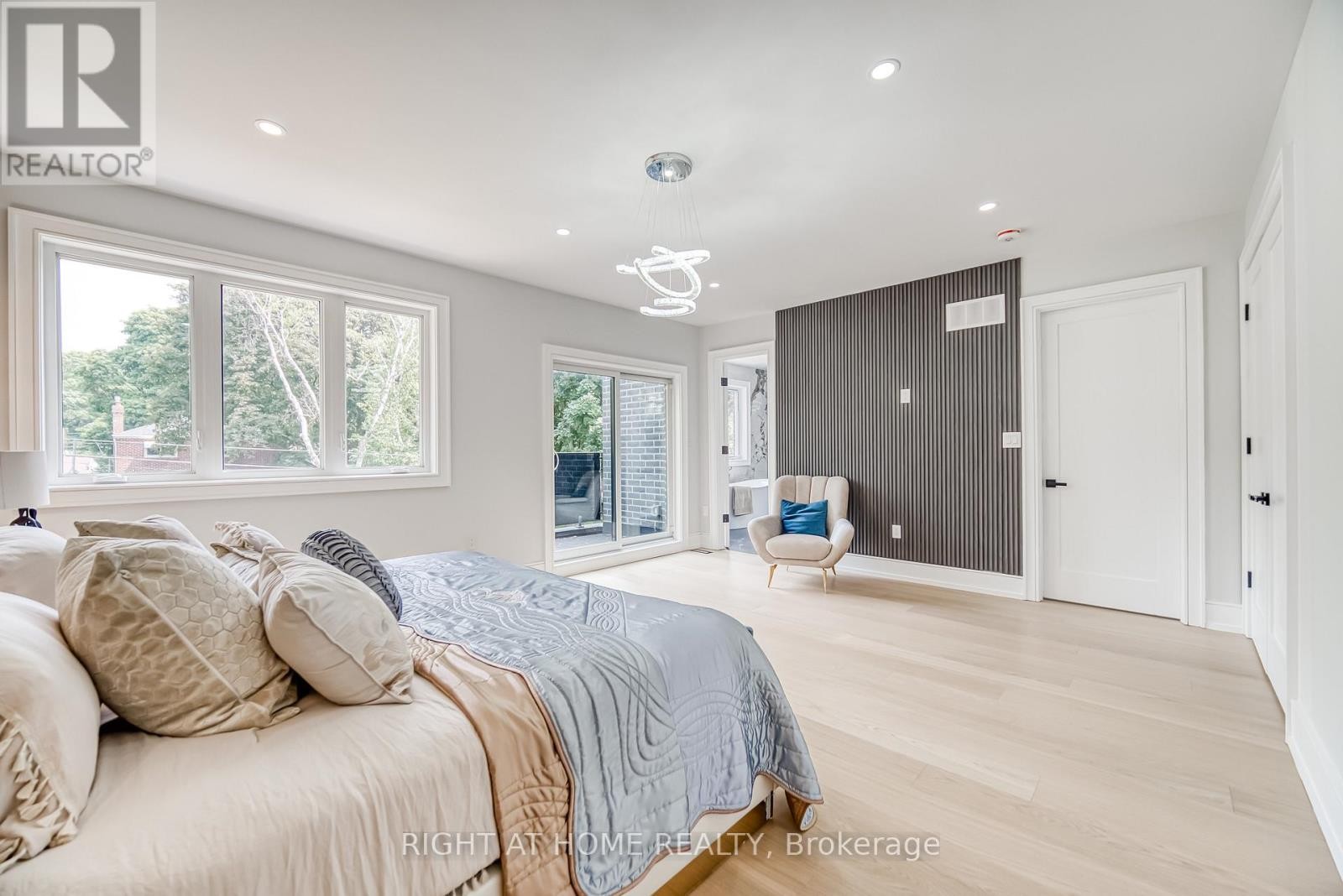 












203 SCARBORO CRESCENT

,
Toronto (Cliffcrest),




Ontario
M1M2J6

