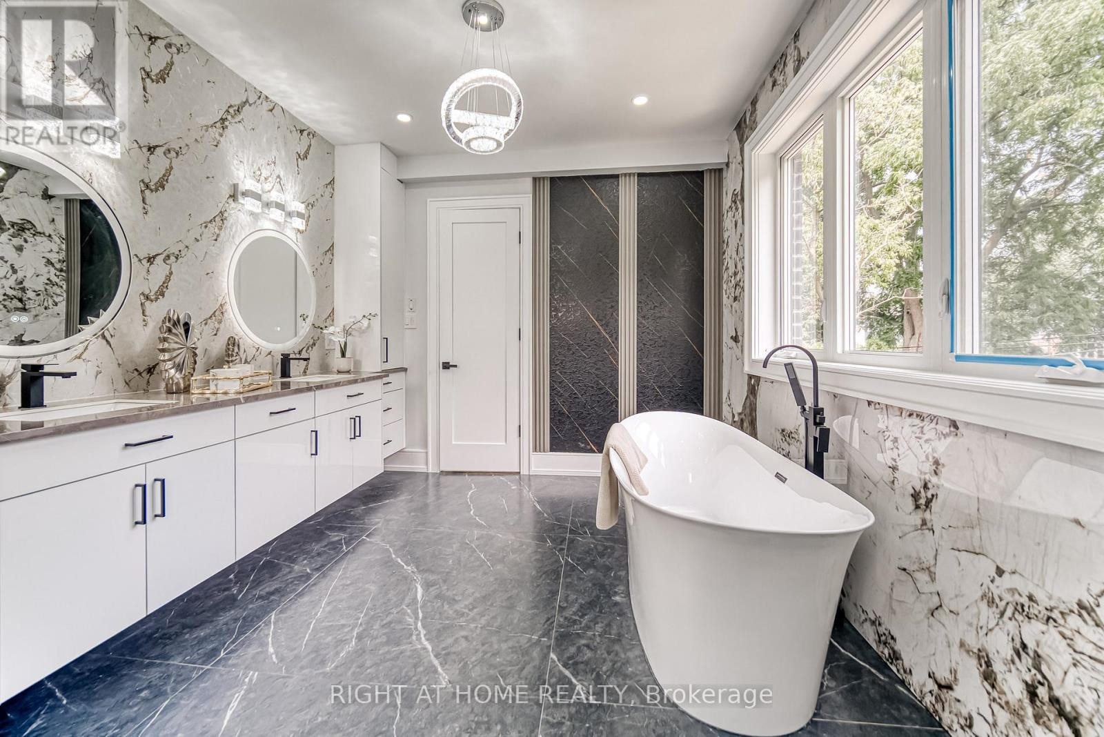 












203 SCARBORO CRESCENT

,
Toronto (Cliffcrest),




Ontario
M1M2J6

