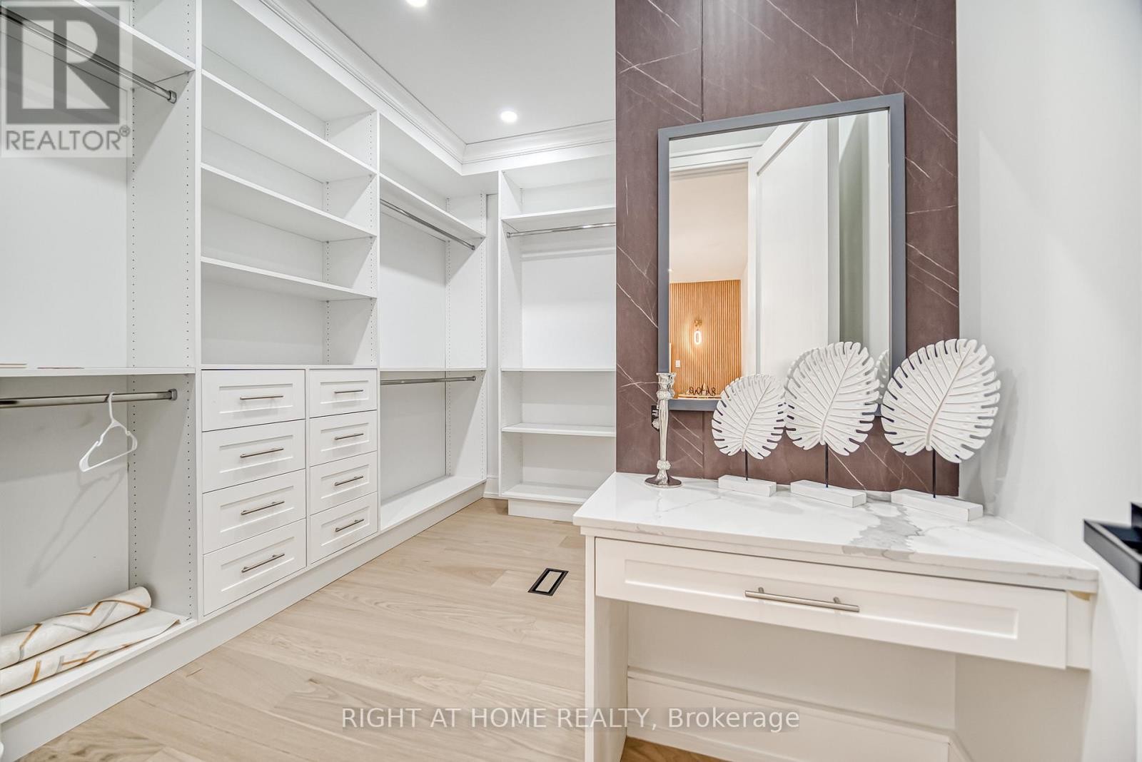 












203 SCARBORO CRESCENT

,
Toronto (Cliffcrest),




Ontario
M1M2J6

