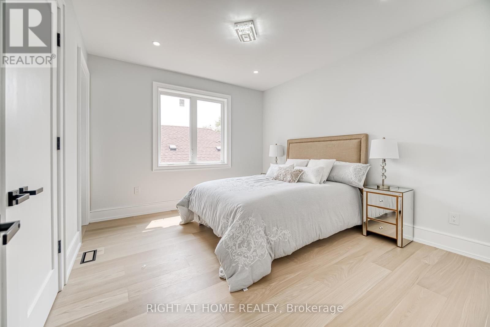 












203 SCARBORO CRESCENT

,
Toronto (Cliffcrest),




Ontario
M1M2J6

