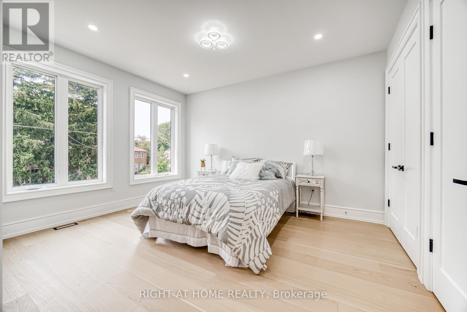 












203 SCARBORO CRESCENT

,
Toronto (Cliffcrest),




Ontario
M1M2J6


