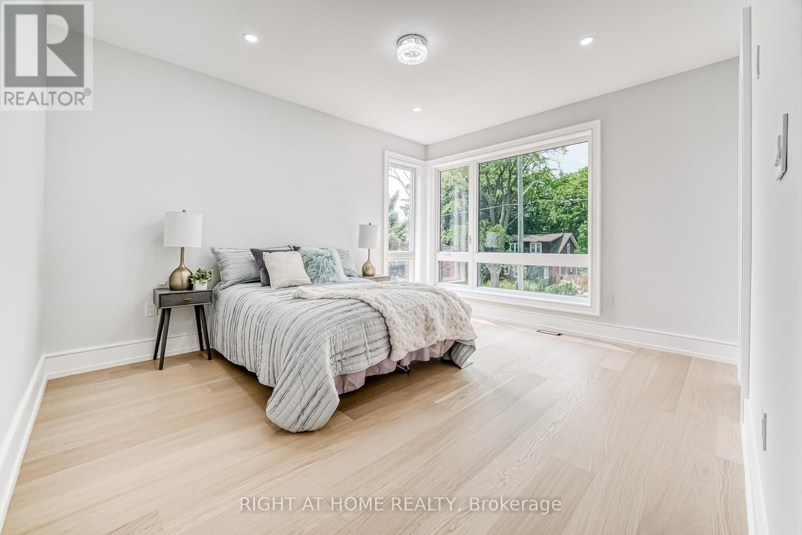 












203 SCARBORO CRESCENT

,
Toronto (Cliffcrest),




Ontario
M1M2J6

