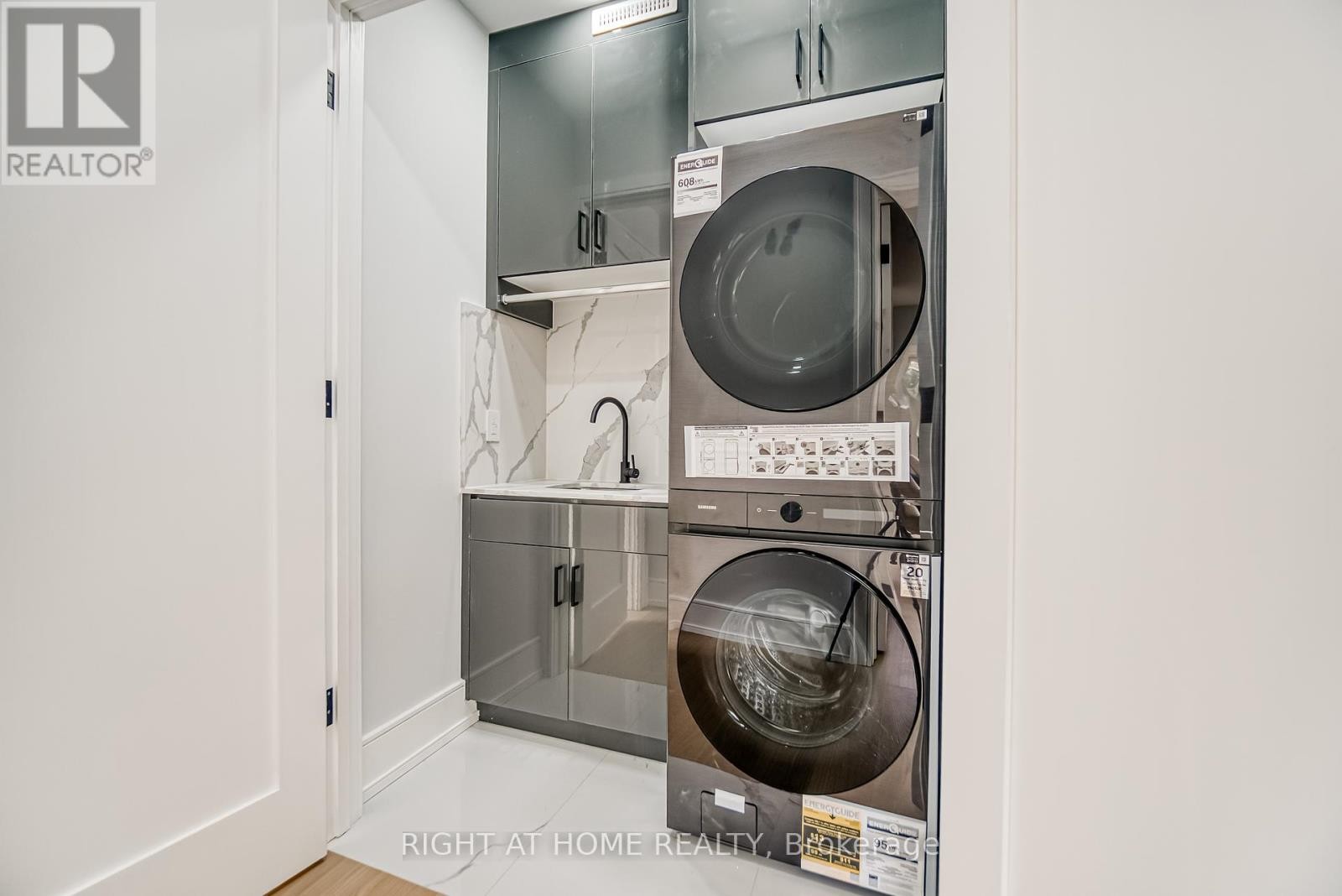 












203 SCARBORO CRESCENT

,
Toronto (Cliffcrest),




Ontario
M1M2J6

