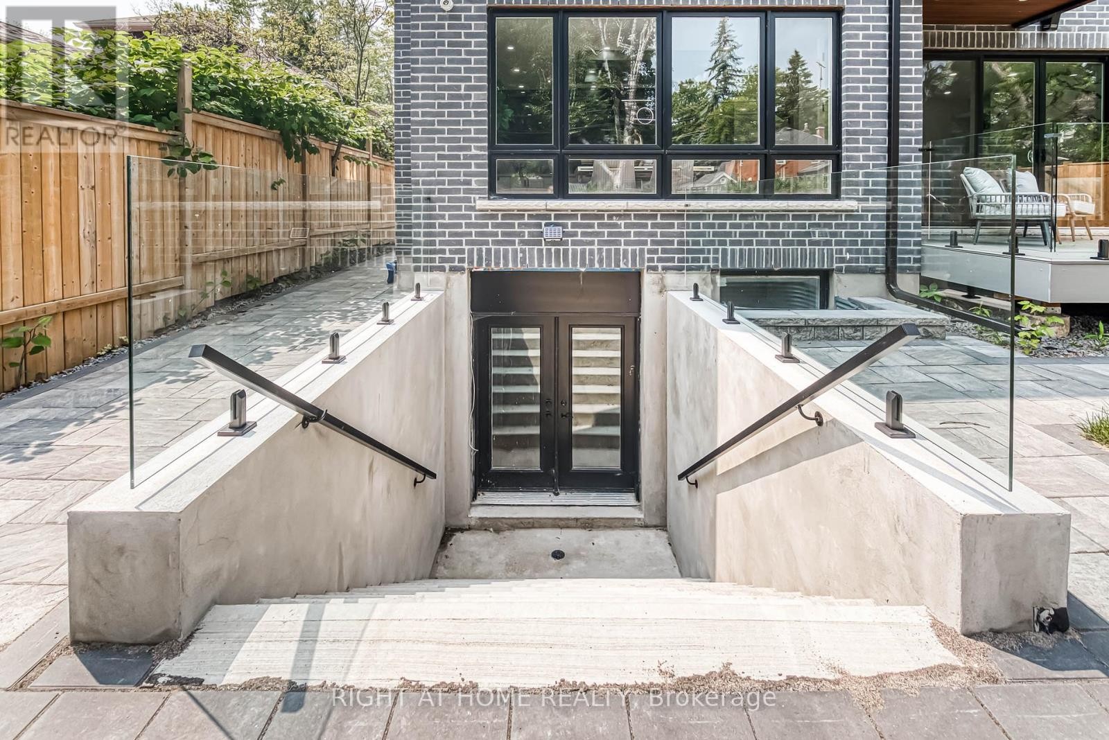












203 SCARBORO CRESCENT

,
Toronto (Cliffcrest),




Ontario
M1M2J6

