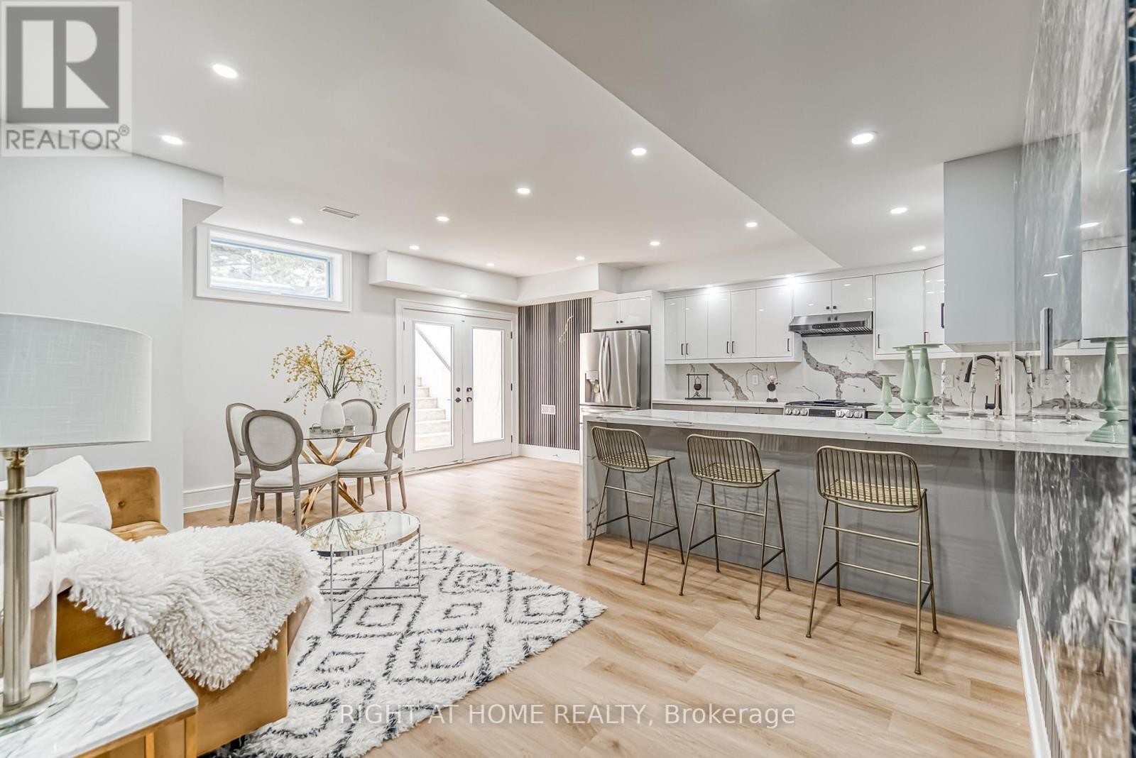 












203 SCARBORO CRESCENT

,
Toronto (Cliffcrest),




Ontario
M1M2J6

