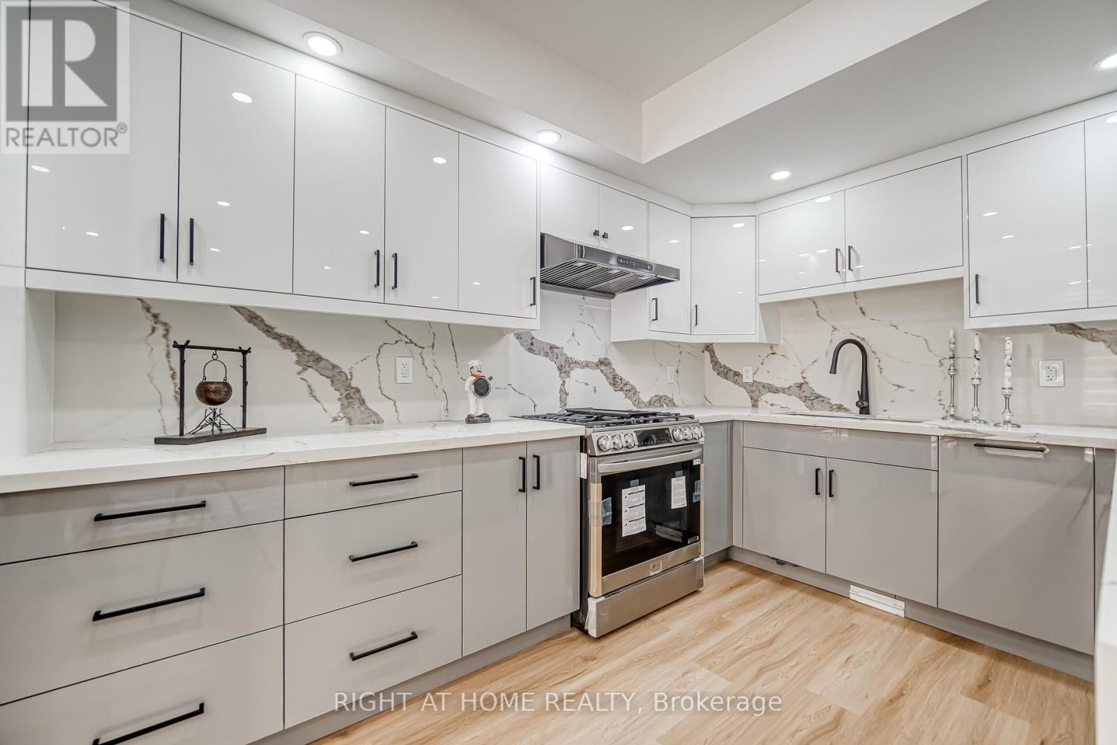 












203 SCARBORO CRESCENT

,
Toronto (Cliffcrest),




Ontario
M1M2J6

