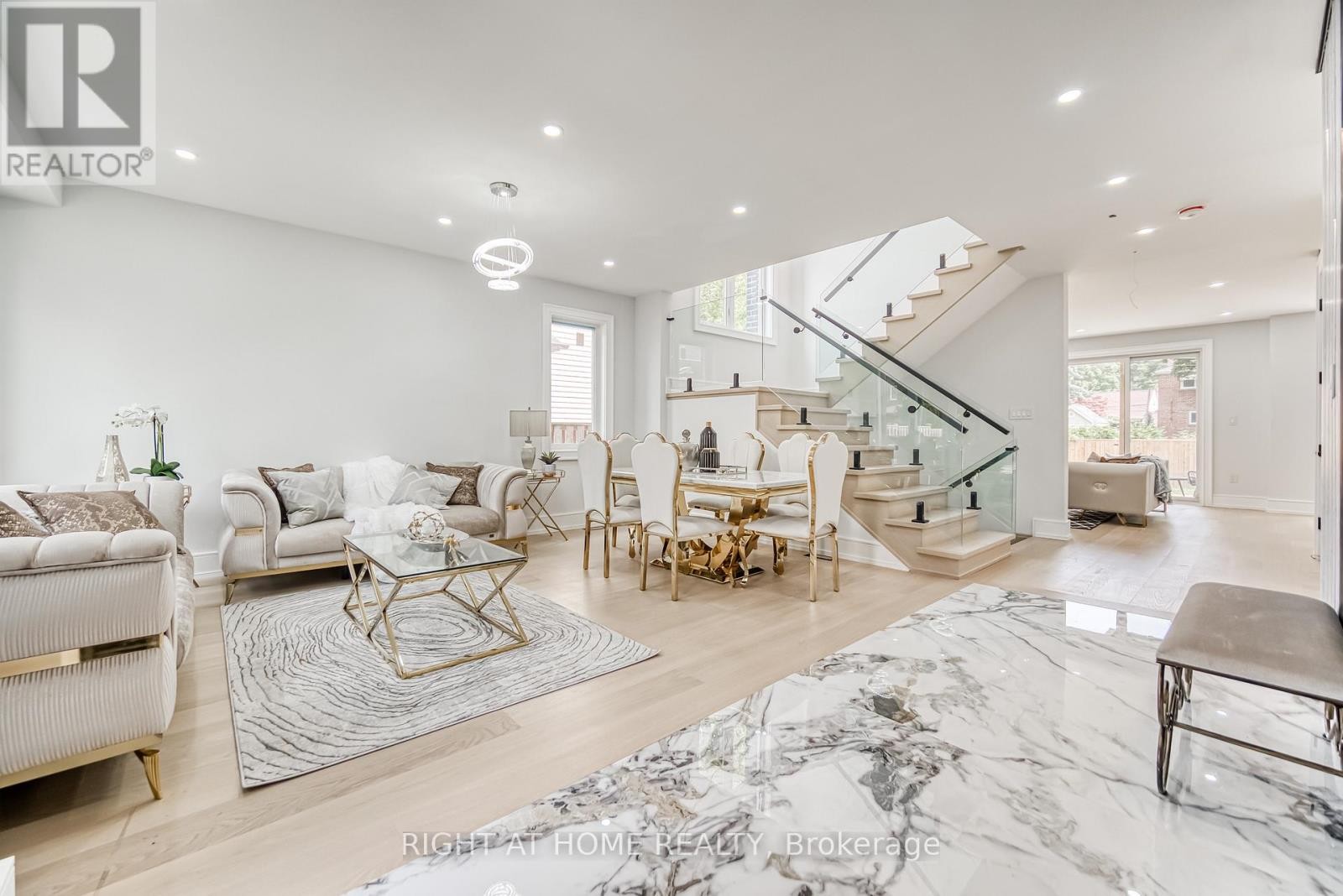 












203 SCARBORO CRESCENT

,
Toronto (Cliffcrest),




Ontario
M1M2J6

