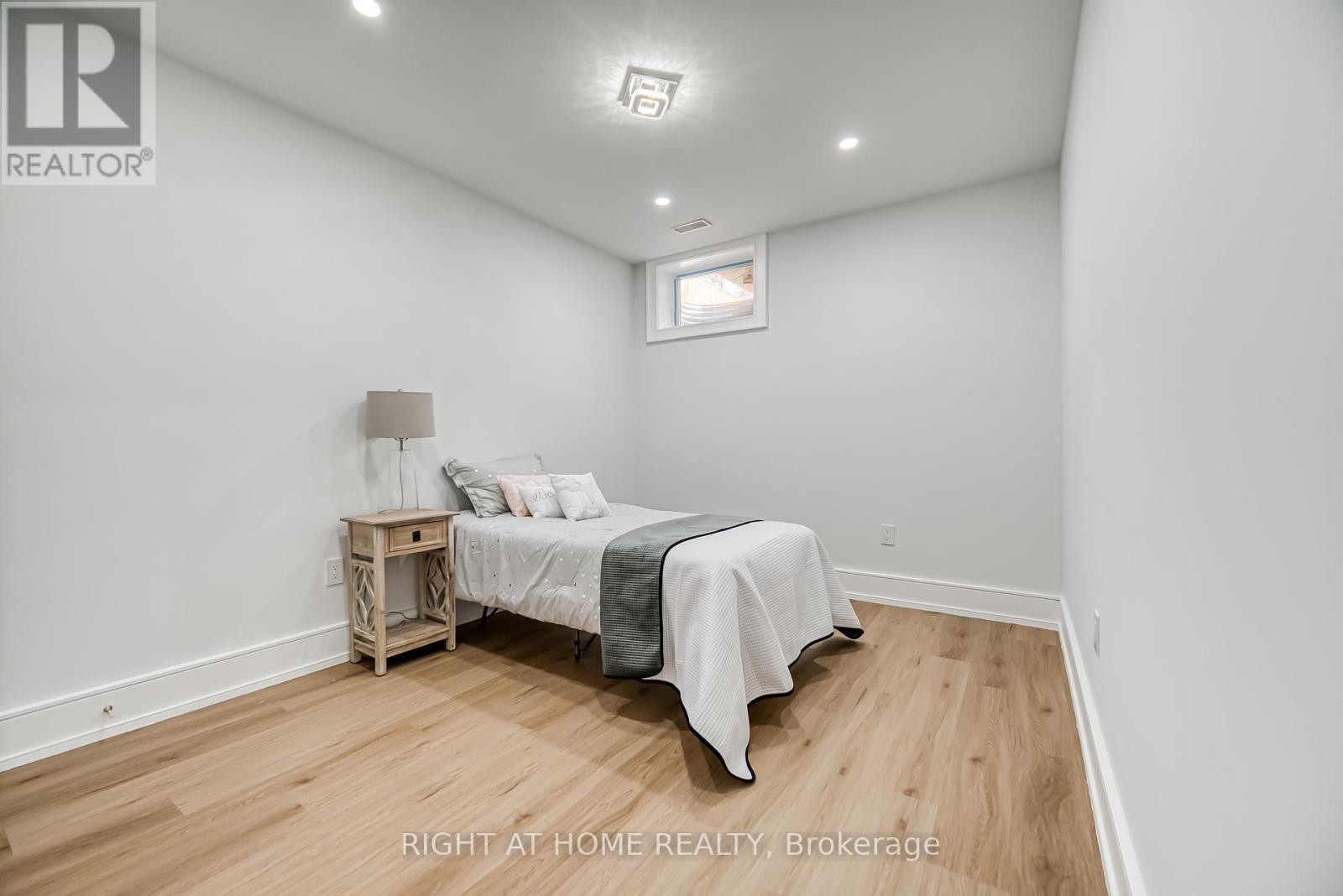 












203 SCARBORO CRESCENT

,
Toronto (Cliffcrest),




Ontario
M1M2J6

