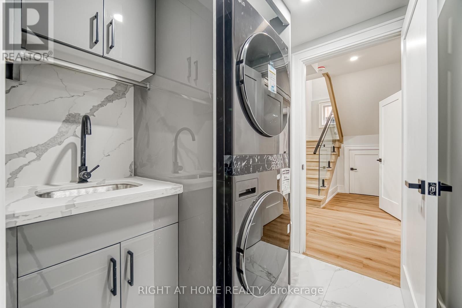 












203 SCARBORO CRESCENT

,
Toronto (Cliffcrest),




Ontario
M1M2J6

