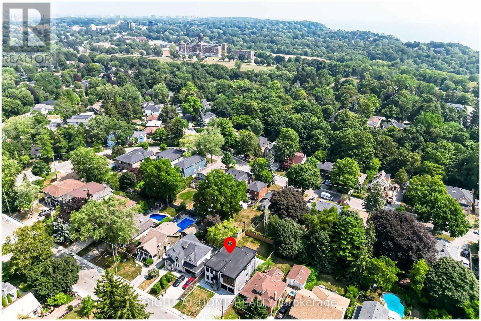 












203 SCARBORO CRESCENT

,
Toronto (Cliffcrest),




Ontario
M1M2J6

