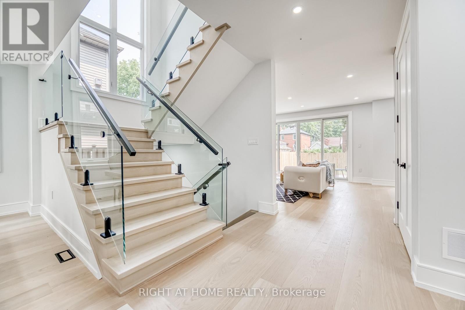 












203 SCARBORO CRESCENT

,
Toronto (Cliffcrest),




Ontario
M1M2J6

