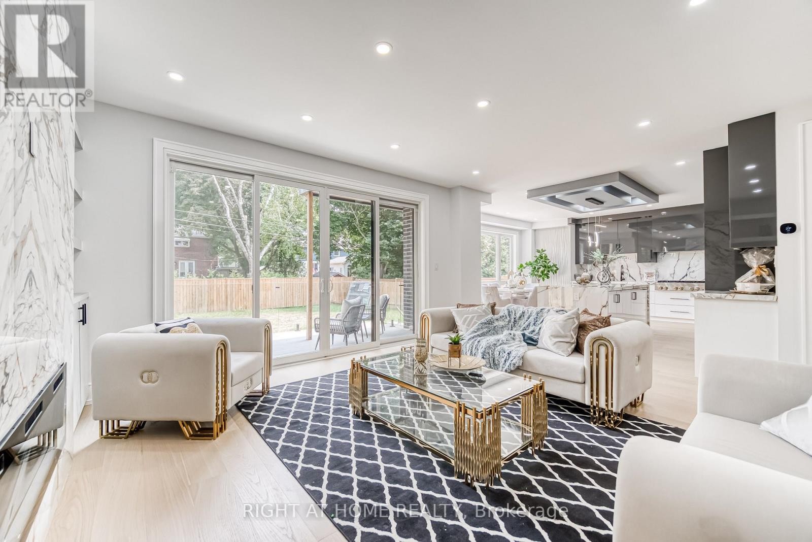












203 SCARBORO CRESCENT

,
Toronto (Cliffcrest),




Ontario
M1M2J6

