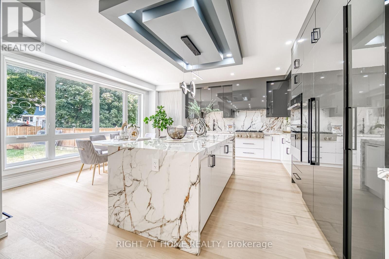 












203 SCARBORO CRESCENT

,
Toronto (Cliffcrest),




Ontario
M1M2J6

