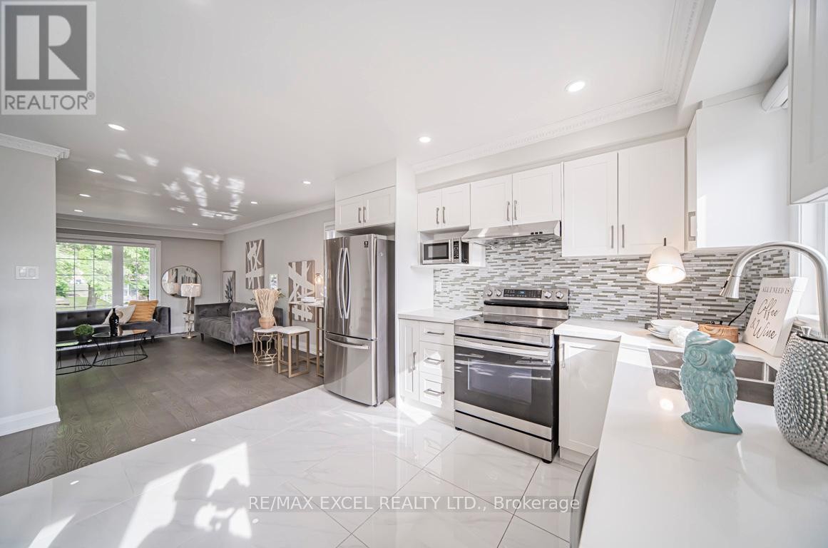 












106 ALEXMUIR BOULEVARD

,
Toronto (Agincourt North),




Ontario
M1V1H4

