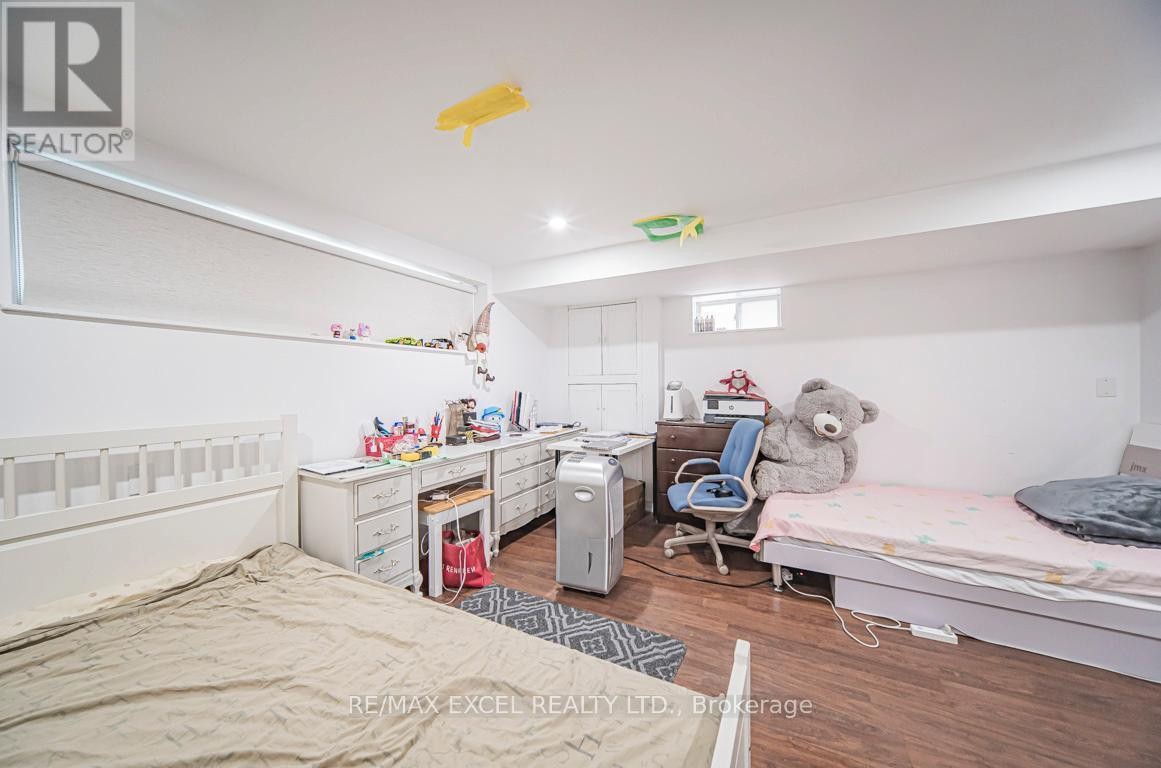 












106 ALEXMUIR BOULEVARD

,
Toronto (Agincourt North),




Ontario
M1V1H4

