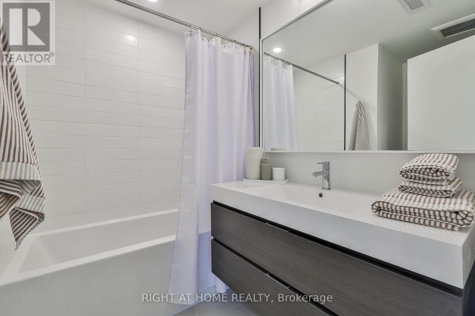 












CENTRE - 2343 GERRARD STREET E

,
Toronto (East End-Danforth),




Ontario
M4E2E6


