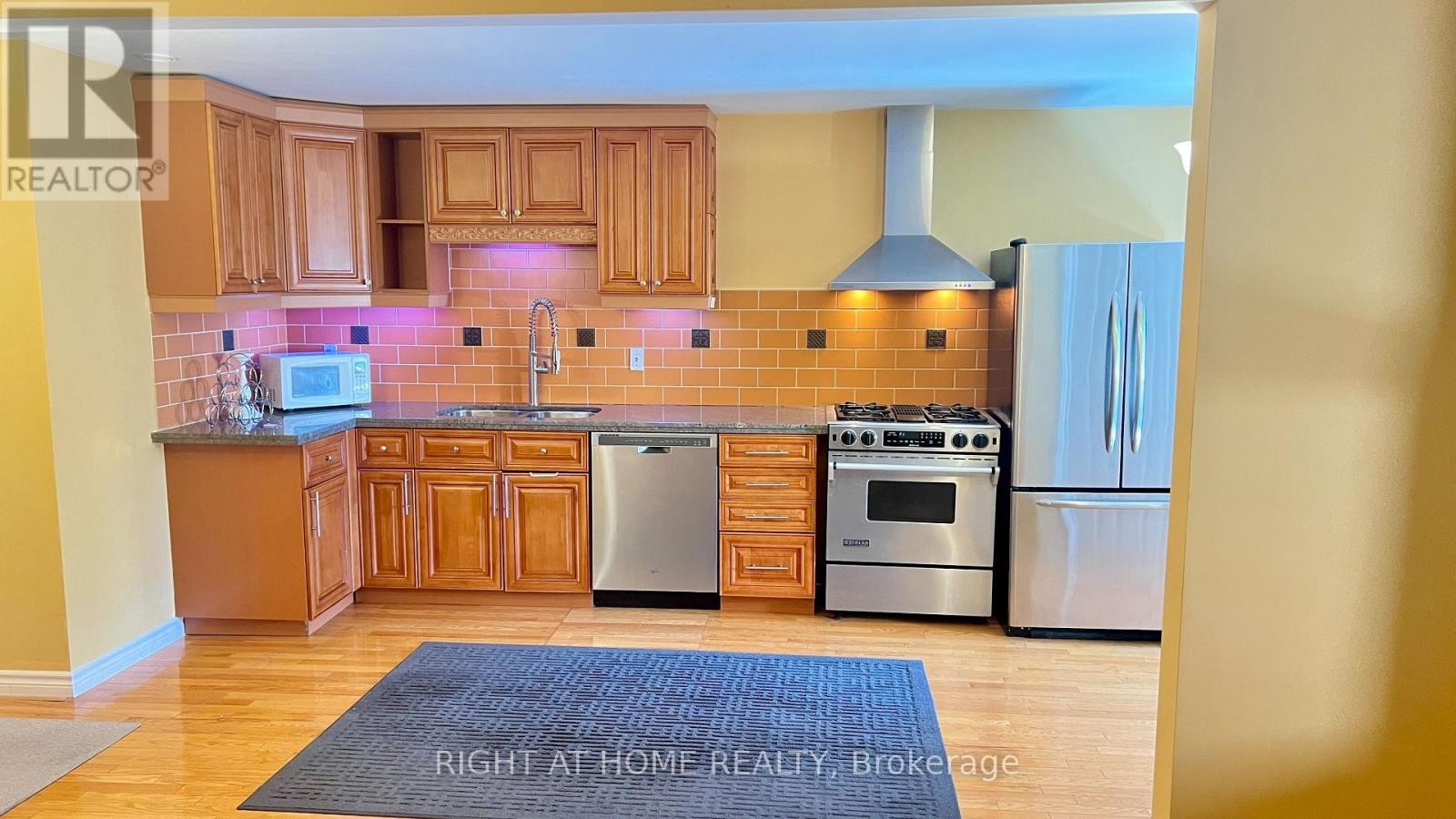 












(MAIN) - 126 SANDOWN AVENUE

,
Toronto (Birchcliffe-Cliffside),




Ontario
M1N3W7

