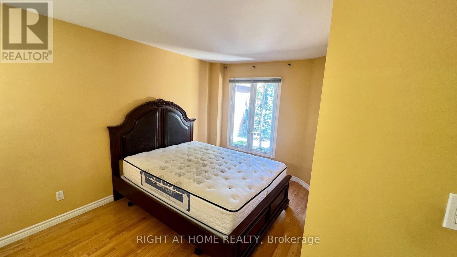 












(MAIN) - 126 SANDOWN AVENUE

,
Toronto (Birchcliffe-Cliffside),




Ontario
M1N3W7

