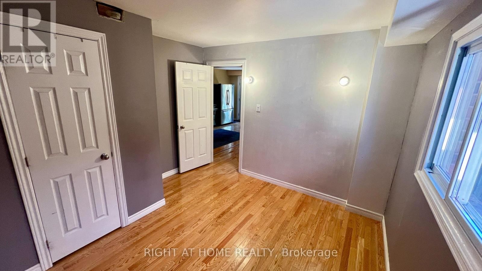 












(MAIN) - 126 SANDOWN AVENUE

,
Toronto (Birchcliffe-Cliffside),




Ontario
M1N3W7

