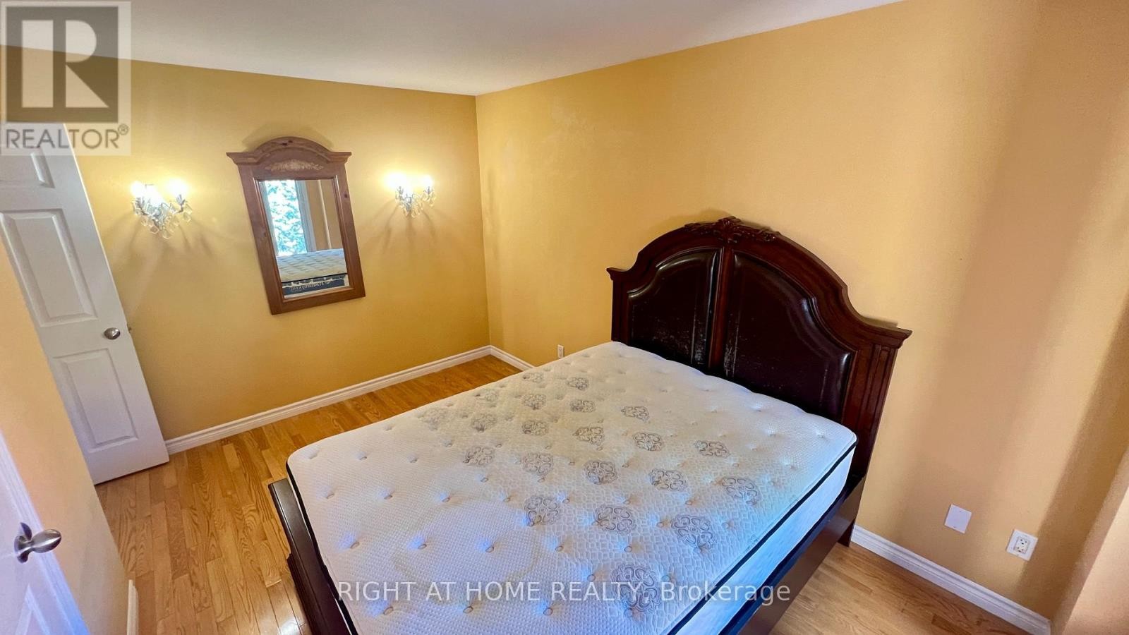 












(MAIN) - 126 SANDOWN AVENUE

,
Toronto (Birchcliffe-Cliffside),




Ontario
M1N3W7

