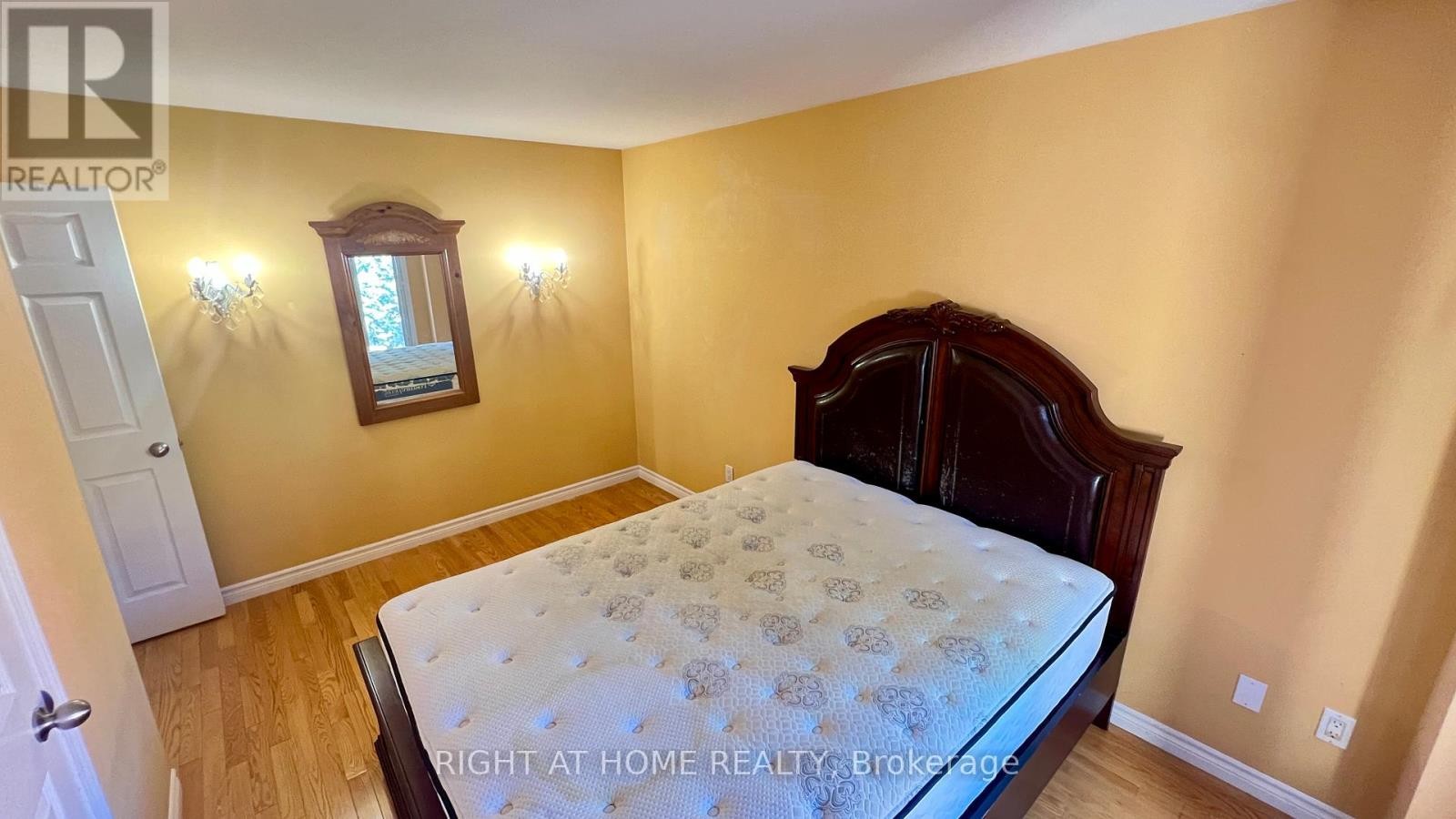 












(MAIN) - 126 SANDOWN AVENUE

,
Toronto (Birchcliffe-Cliffside),




Ontario
M1N3W7

