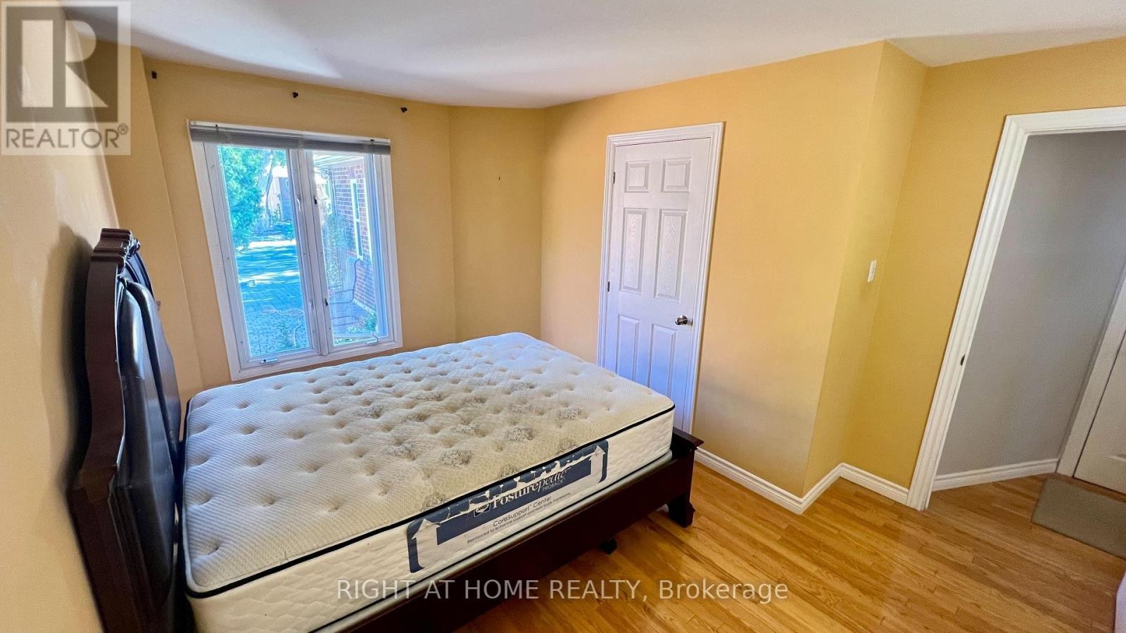 












(MAIN) - 126 SANDOWN AVENUE

,
Toronto (Birchcliffe-Cliffside),




Ontario
M1N3W7

