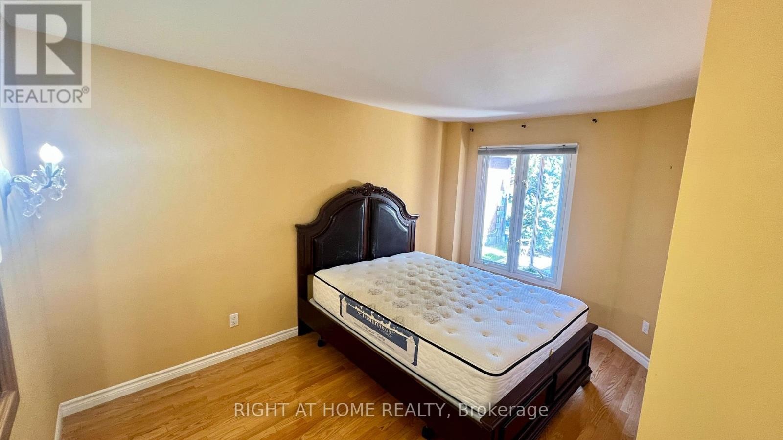 












(MAIN) - 126 SANDOWN AVENUE

,
Toronto (Birchcliffe-Cliffside),




Ontario
M1N3W7

