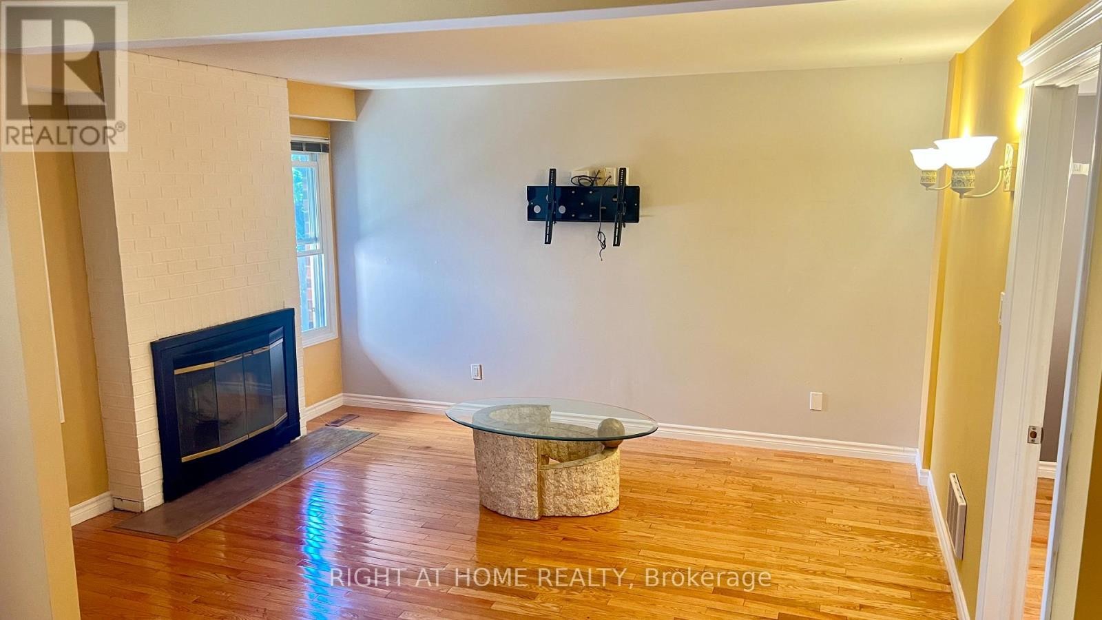 












(MAIN) - 126 SANDOWN AVENUE

,
Toronto (Birchcliffe-Cliffside),




Ontario
M1N3W7

