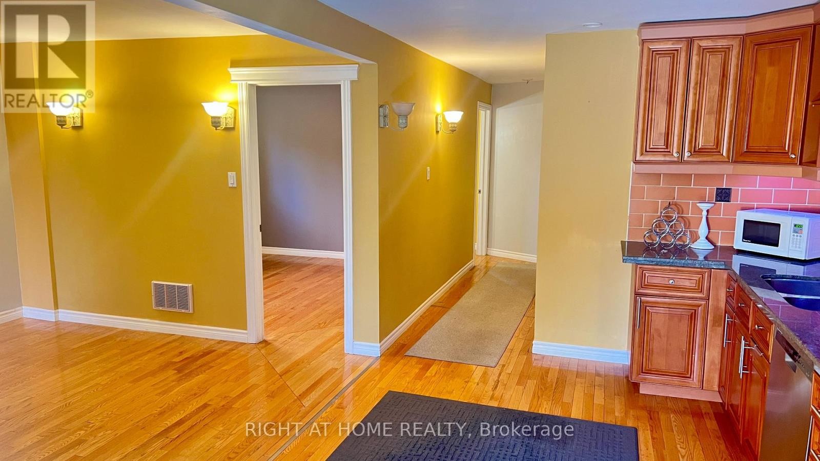












(MAIN) - 126 SANDOWN AVENUE

,
Toronto (Birchcliffe-Cliffside),




Ontario
M1N3W7

