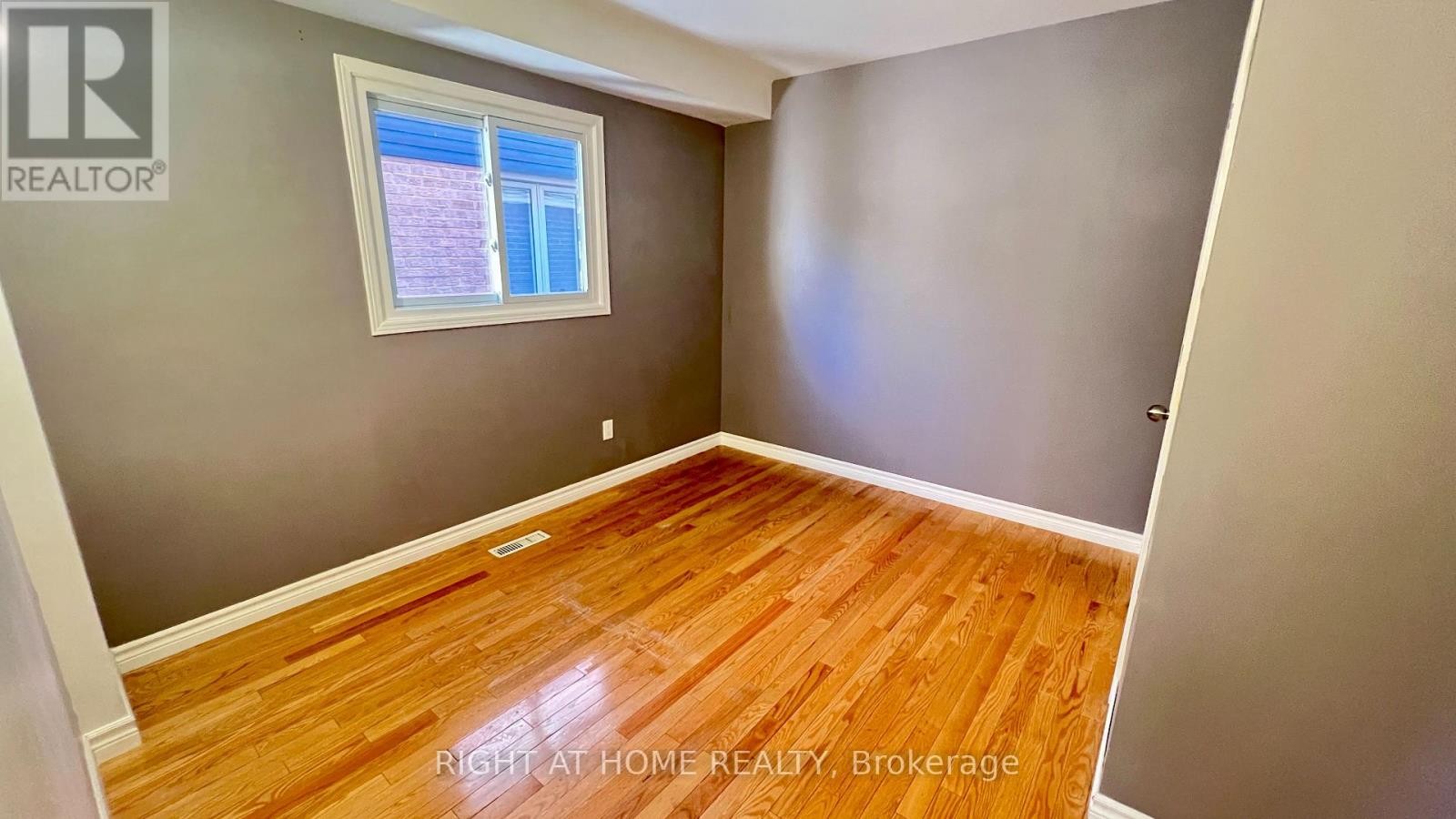 












(MAIN) - 126 SANDOWN AVENUE

,
Toronto (Birchcliffe-Cliffside),




Ontario
M1N3W7

