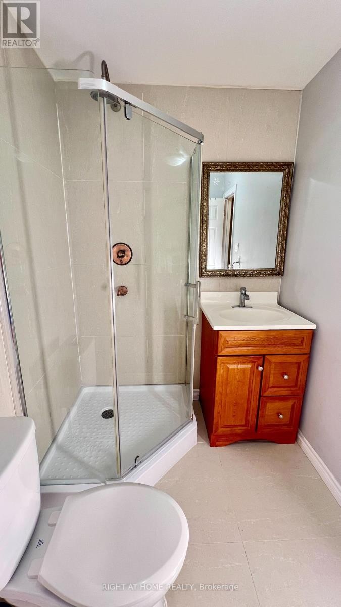 












(MAIN) - 126 SANDOWN AVENUE

,
Toronto (Birchcliffe-Cliffside),




Ontario
M1N3W7

