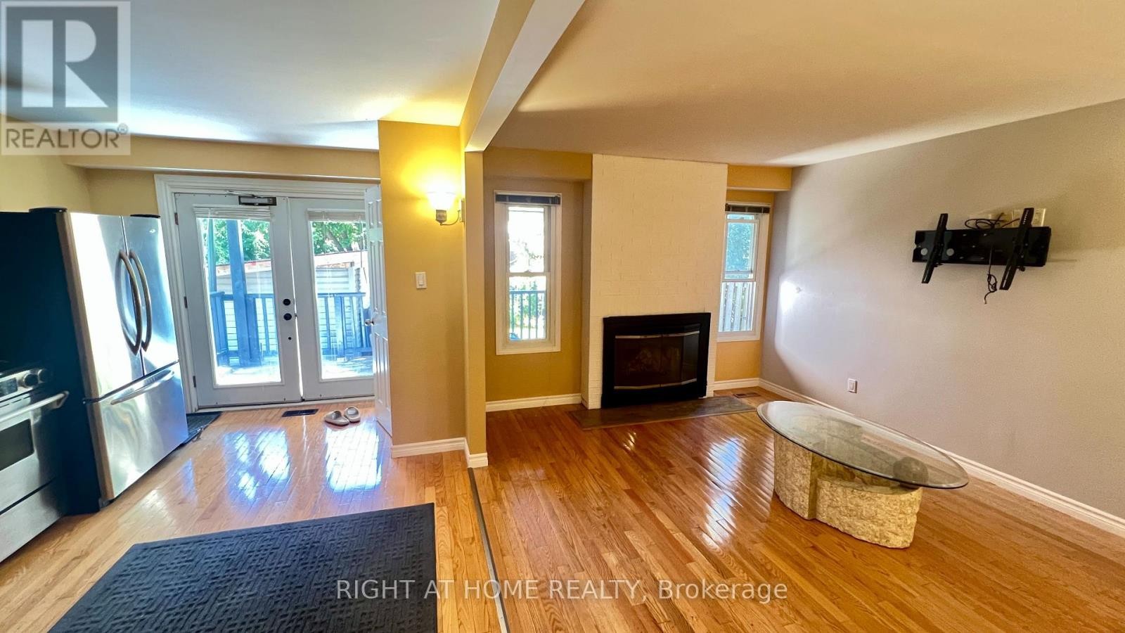












(MAIN) - 126 SANDOWN AVENUE

,
Toronto (Birchcliffe-Cliffside),




Ontario
M1N3W7

