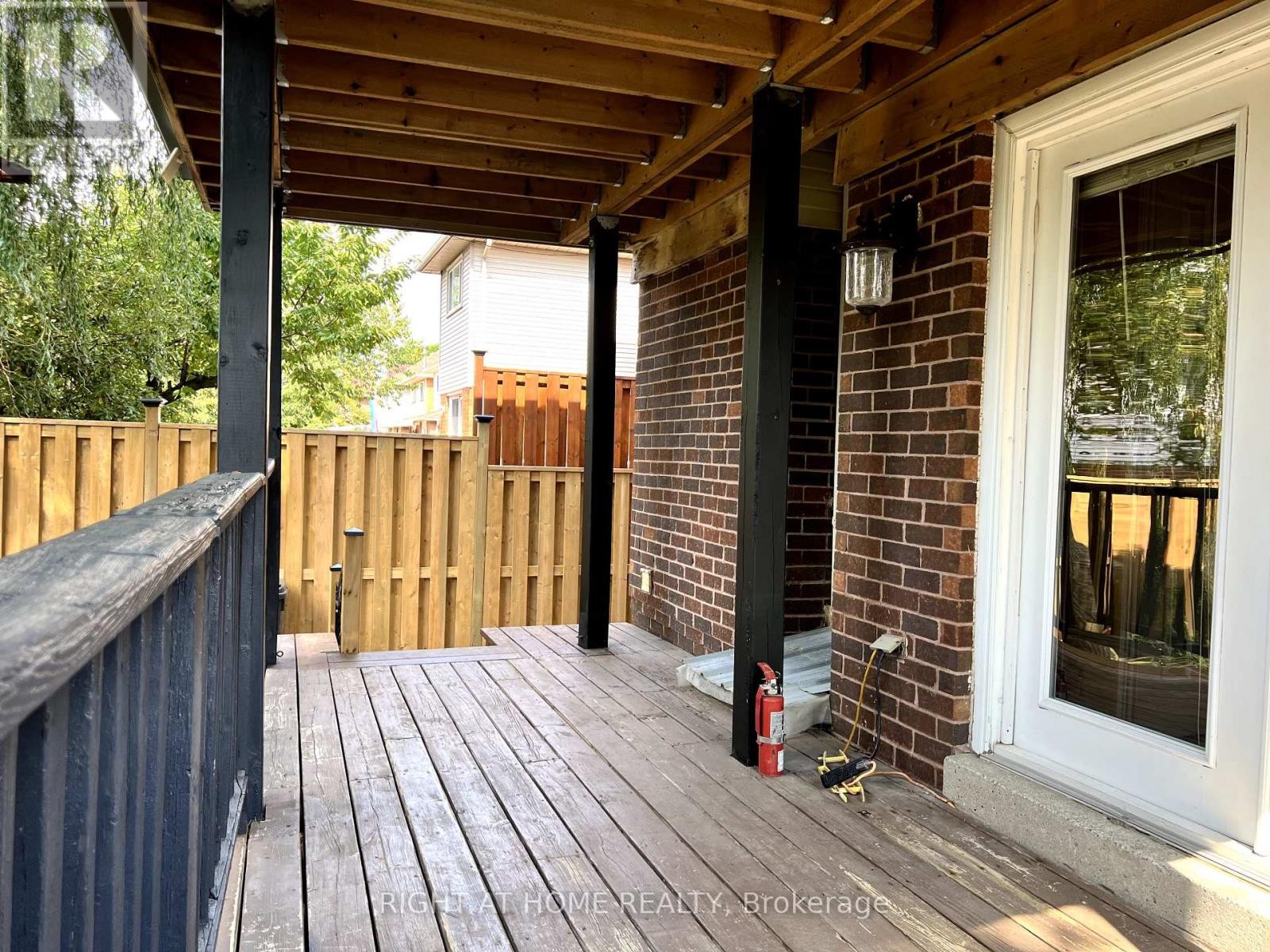 












(MAIN) - 126 SANDOWN AVENUE

,
Toronto (Birchcliffe-Cliffside),




Ontario
M1N3W7

