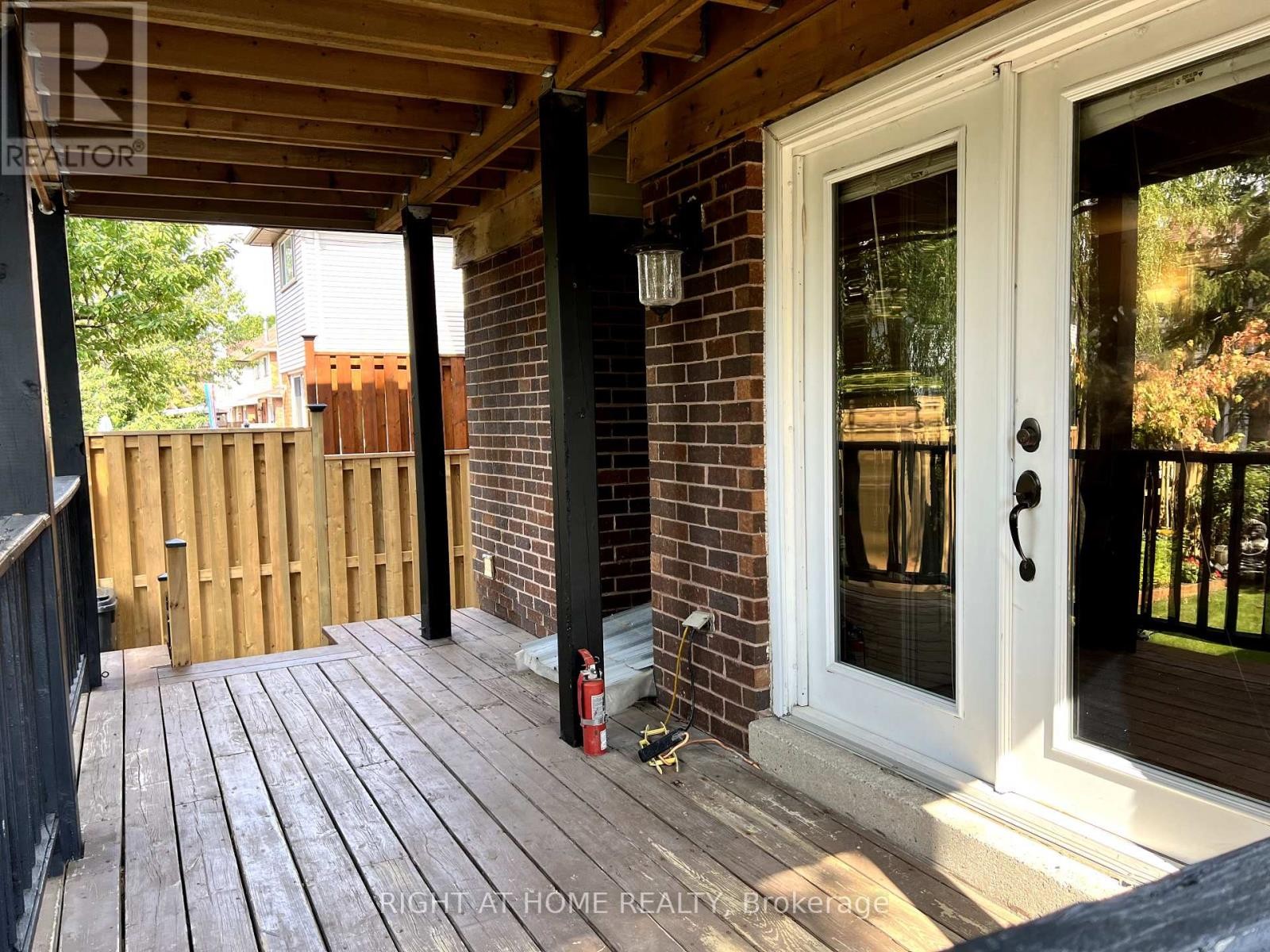 












(MAIN) - 126 SANDOWN AVENUE

,
Toronto (Birchcliffe-Cliffside),




Ontario
M1N3W7


