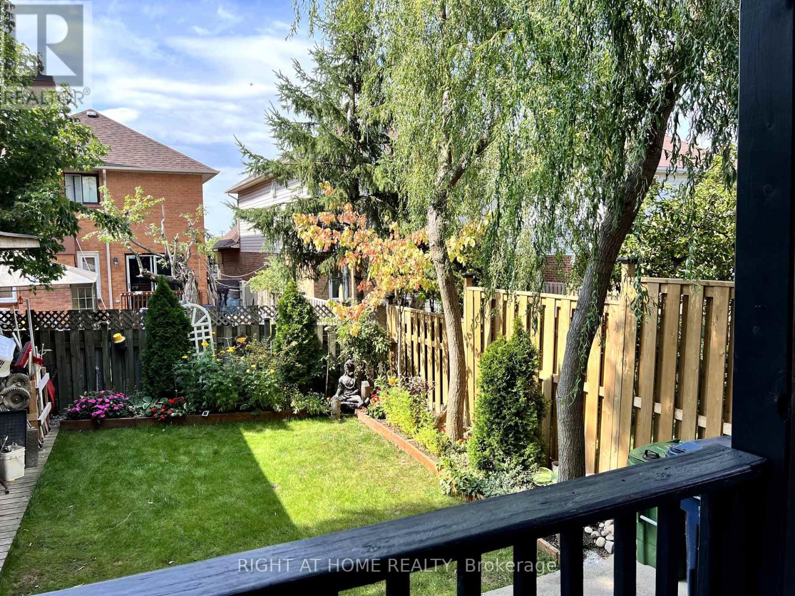 












(MAIN) - 126 SANDOWN AVENUE

,
Toronto (Birchcliffe-Cliffside),




Ontario
M1N3W7

