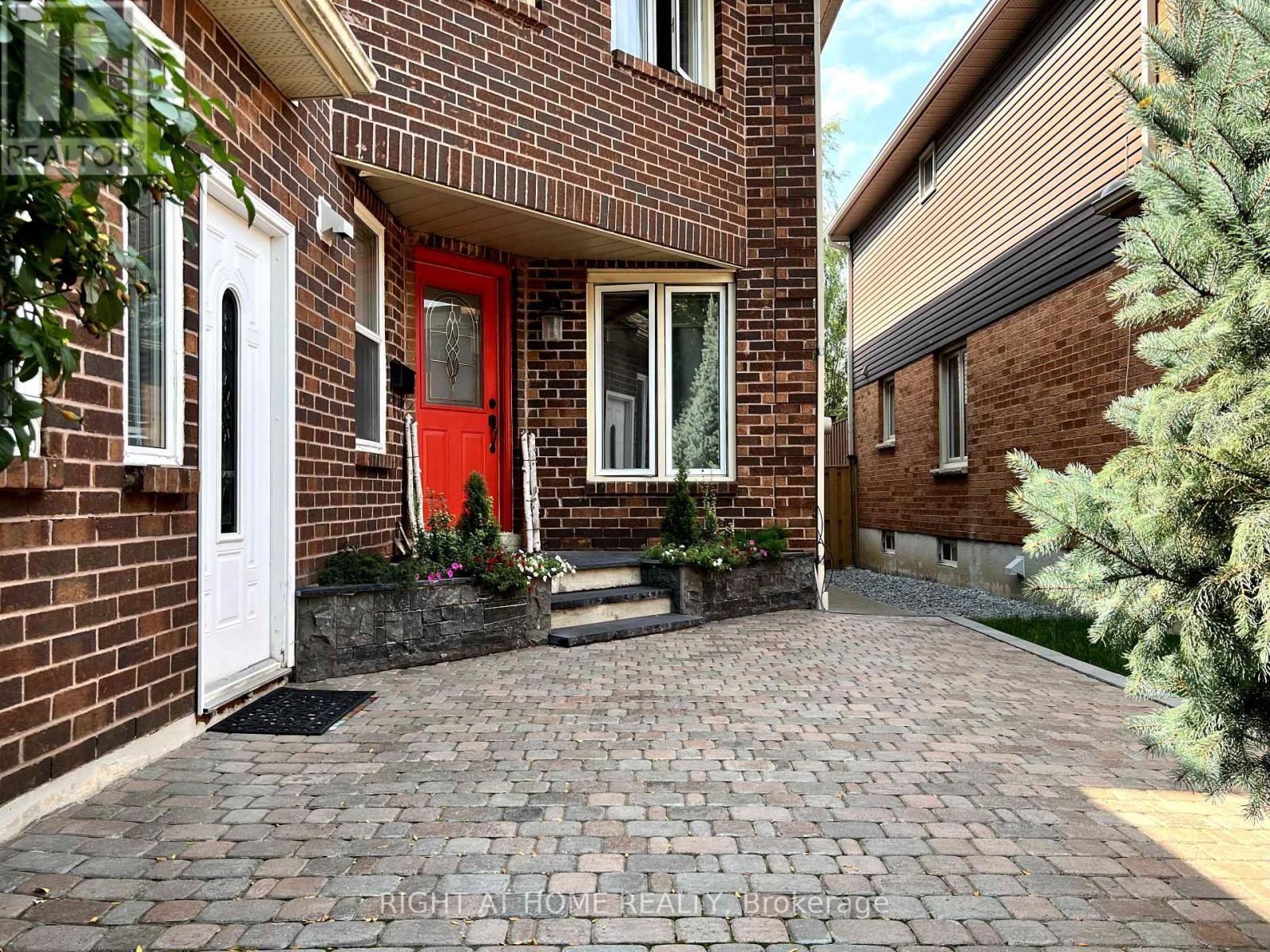 












(MAIN) - 126 SANDOWN AVENUE

,
Toronto (Birchcliffe-Cliffside),




Ontario
M1N3W7

