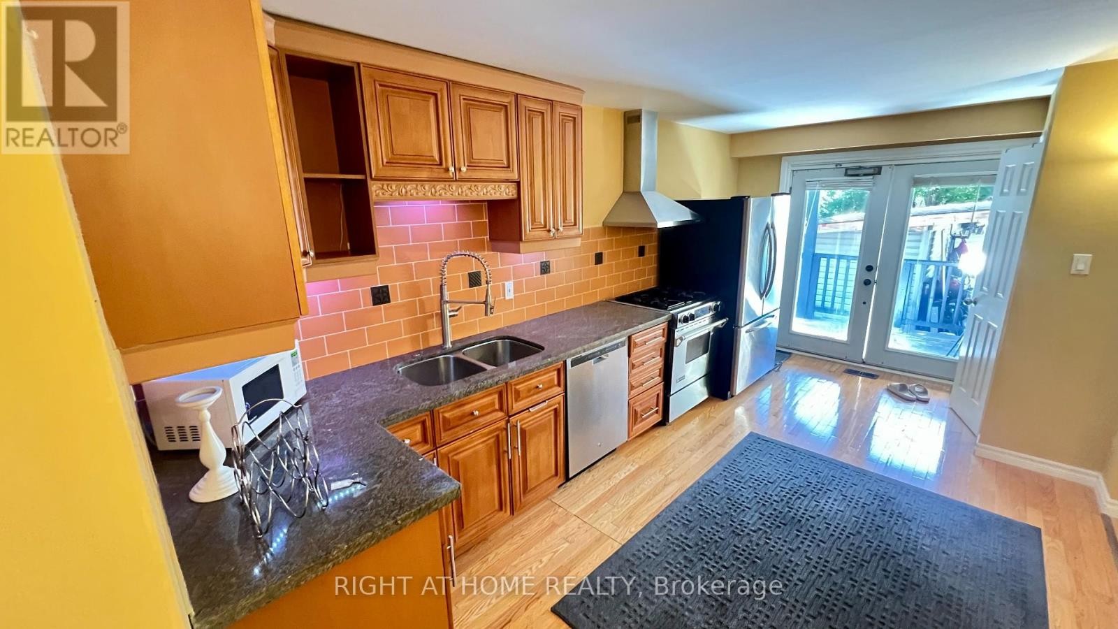 












(MAIN) - 126 SANDOWN AVENUE

,
Toronto (Birchcliffe-Cliffside),




Ontario
M1N3W7

