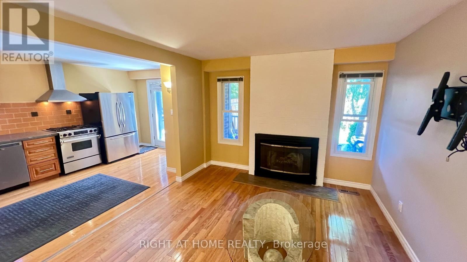 












(MAIN) - 126 SANDOWN AVENUE

,
Toronto (Birchcliffe-Cliffside),




Ontario
M1N3W7

