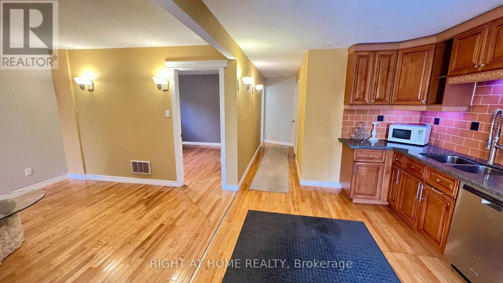 












(MAIN) - 126 SANDOWN AVENUE

,
Toronto (Birchcliffe-Cliffside),




Ontario
M1N3W7

