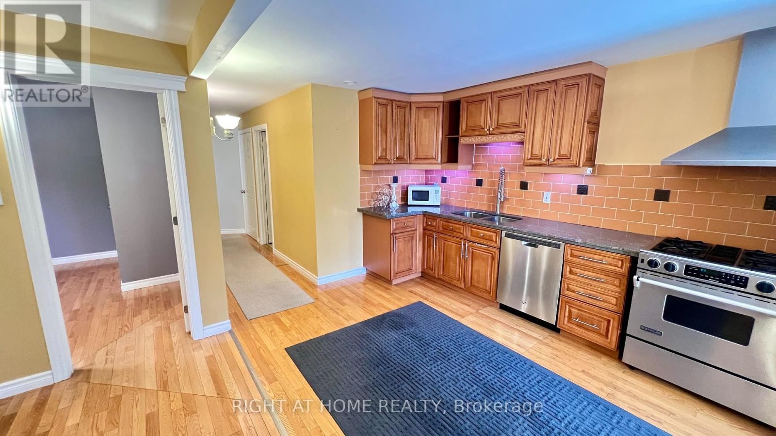 












(MAIN) - 126 SANDOWN AVENUE

,
Toronto (Birchcliffe-Cliffside),




Ontario
M1N3W7

