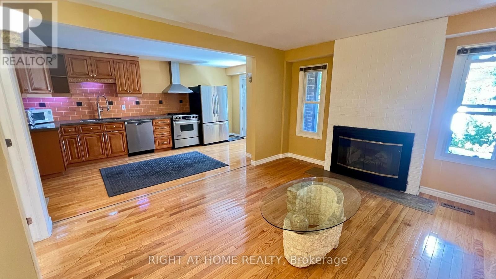 












(MAIN) - 126 SANDOWN AVENUE

,
Toronto (Birchcliffe-Cliffside),




Ontario
M1N3W7

