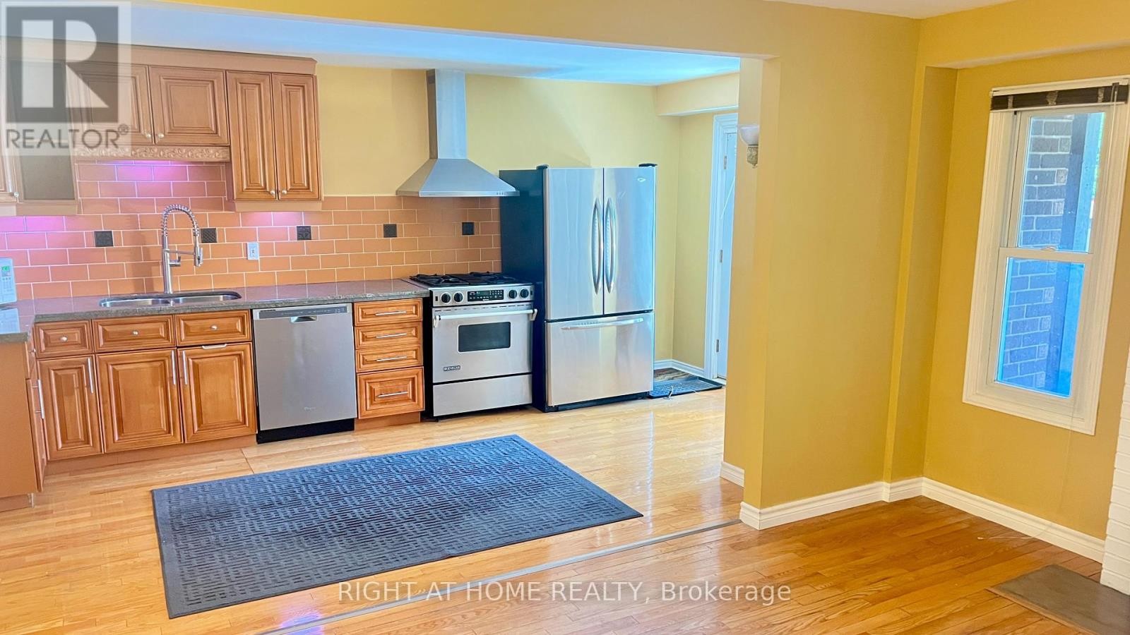 












(MAIN) - 126 SANDOWN AVENUE

,
Toronto (Birchcliffe-Cliffside),




Ontario
M1N3W7

