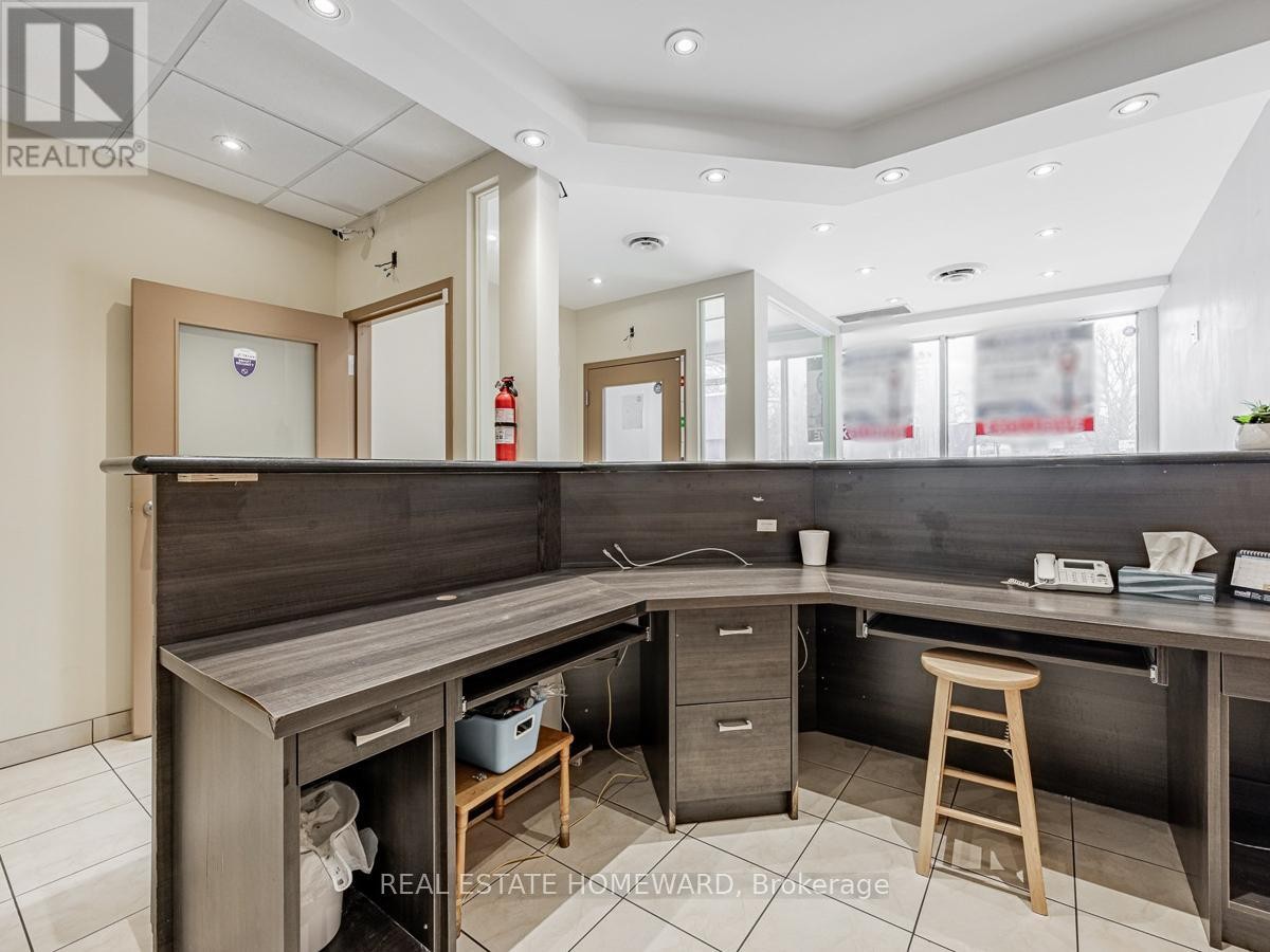 












2438 DANFORTH AVENUE

,
Toronto (East End-Danforth),




Ontario
M4C1K9

